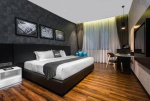 Postel nebo postele na pokoji v ubytování Iconic Hotel