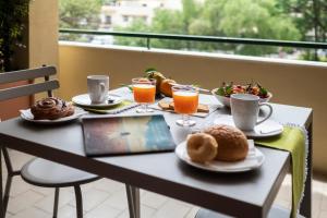 un tavolo con prodotti per la colazione e bevande su un balcone di Mamima studio a Sorrento