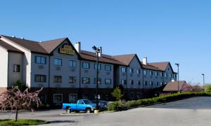 een gebouw met een blauwe truck er voor geparkeerd bij Geneva Motel Inn in Saint Charles