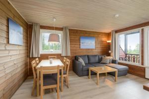 una sala de estar con un sofá y una mesa en Nordseter Apartments, en Lillehammer