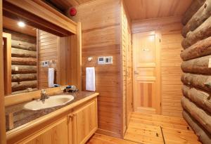 Ett badrum på Log Hotel The Maple Lodge