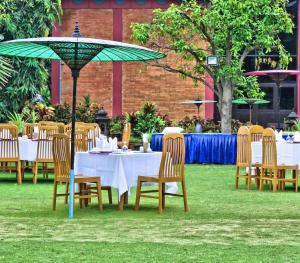 Un restaurante o sitio para comer en KMA Bagan Village Hotel
