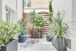 Ein Garten an der Unterkunft Passy Eiffel