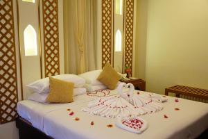 Een bed of bedden in een kamer bij KMA Bagan Village Hotel