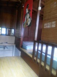 Habitación con bañera, cama y bandera. en Villa Triniti Blok i-35, en Bandung
