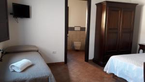 سرير أو أسرّة في غرفة في Ghivine Albergo Diffuso