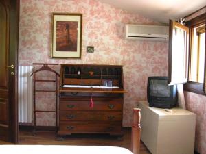 TV a/nebo společenská místnost v ubytování B&B Dora e Flavio Country Rooms