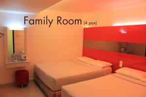 Habitación con 2 camas y cartel de habitación familiar. en Time Hotel, en Kuala Lumpur