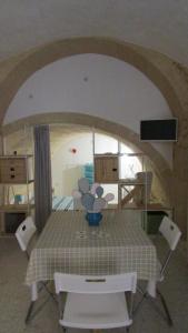 casa vacanza Regina في غروتاليي: طاولة عليها مزهرية في غرفة