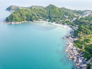 een luchtzicht op een klein eiland in het water bij Thongtakian Resort in Lamai