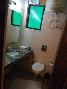 Koupelna v ubytování Inn Tawang Near B L Kapoor Hospital A Well Hygiene Hotel