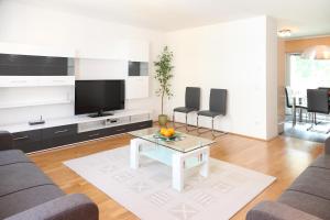 Televízia a/alebo spoločenská miestnosť v ubytovaní 3 rooms Sunny Apartments-Schoenbrunn, 100m2 with balcony + 9 fotografií