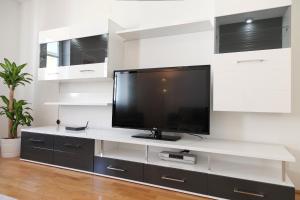 Televízia a/alebo spoločenská miestnosť v ubytovaní 3 rooms Sunny Apartments-Schoenbrunn, 100m2 with balcony