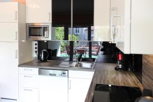 Kuchyňa alebo kuchynka v ubytovaní 3 rooms Sunny Apartments-Schoenbrunn, 100m2 with balcony
