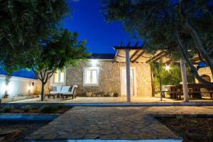 ein Haus mit einer Terrasse in der Nacht in der Unterkunft Villa Ivanovi Dvori in Novalja