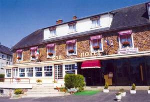 ein großes Backsteingebäude mit rosa Türen und Fenstern in der Unterkunft Hôtel La Pocatière in Coutances