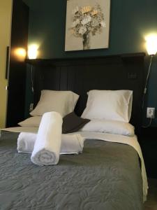 een slaapkamer met 2 bedden en witte handdoeken bij Las Flores studio 4 in Playa de las Americas