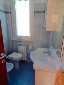 a bathroom with a sink and a toilet and a window at N148 - Numana, nuovo trilocale con terrazzo a 350 metri dal mare in Numana
