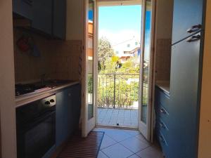 a kitchen with an open door to a balcony at N148 - Numana, nuovo trilocale con terrazzo a 350 metri dal mare in Numana