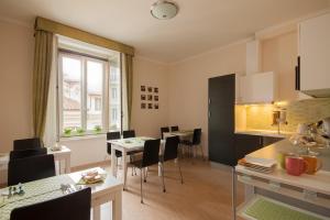 Η κουζίνα ή μικρή κουζίνα στο Rome Kings Suite