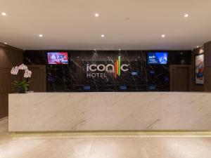 TV a/nebo společenská místnost v ubytování Iconic Hotel