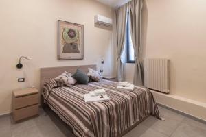 una camera da letto con un letto con due vassoi sopra di Napajè a Napoli