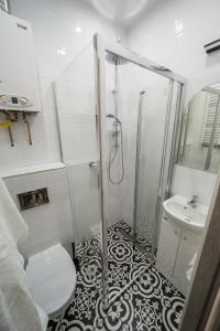 オポーレにあるWhite Vision Apartmentのバスルーム(シャワー、トイレ、シンク付)