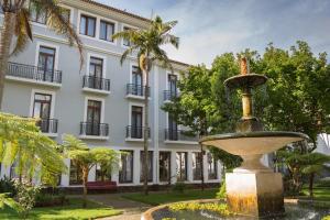 una fuente frente a un edificio en Azoris Angra Garden – Plaza Hotel en Angra do Heroísmo