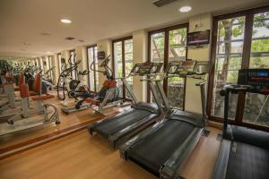 un gimnasio con varias cintas de correr y máquinas elípticas en Azoris Angra Garden – Plaza Hotel, en Angra do Heroísmo