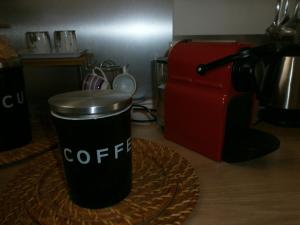 Una taza de café negro sobre una mesa con un plato. en Studio équipé avec jardin+parking à la plage..., en La Ciotat 4 fotos más