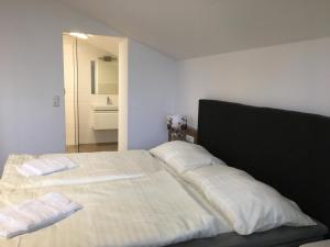 una camera con un letto con due cuscini sopra di Unterbachblick a Neukirchen am Grossvenediger