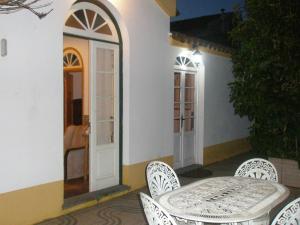 a table and chairs on the outside of a house at Quinta Nossa Senhora de Lourdes in Capelas