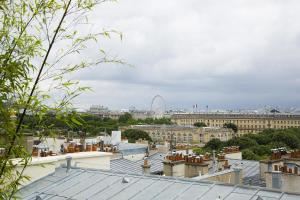 パリにあるル ナルシス ブランの屋根から市街の景色を望む