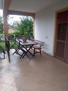 patio ze stołem i ławkami na balkonie w obiekcie Apartman Edin w mieście Umag
