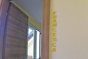 a sign on a wall next to a window at BB Aretè in Scilla