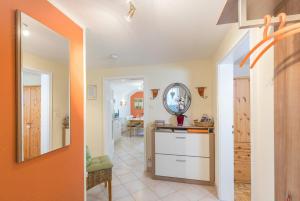 eine Küche mit einer Theke und einem Spiegel im Zimmer in der Unterkunft Ferienwohnung Hortensie in Markdorf