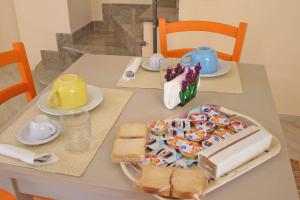 a table with a plate of food and a sandwich at BB Aretè in Scilla