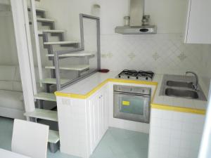 Virtuvė arba virtuvėlė apgyvendinimo įstaigoje VisitPonza - Trilocale sul corso
