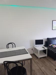 ein Wohnzimmer mit einem Tisch und einem Sofa in der Unterkunft Jutta Deluxe Appartement in Bad Reichenhall