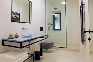 尼亚卢卡Boutique rooms Kastel Ismaeli的带水槽、马桶和淋浴的浴室
