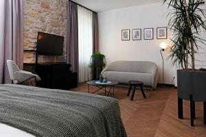 Boutique rooms Kastel Ismaeli的电视和/或娱乐中心