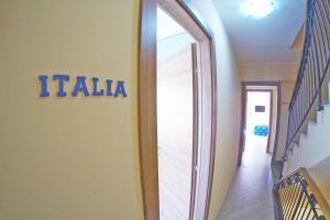 a hallway with a sign that reads i talia on the wall at BB Aretè in Scilla