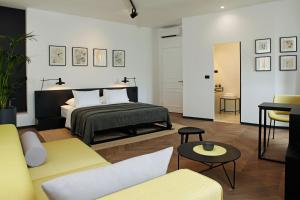 尼亚卢卡Boutique rooms Kastel Ismaeli的一间带床的卧室和一间客厅