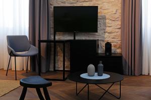 Boutique rooms Kastel Ismaeli的电视和/或娱乐中心