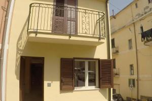 a building with a balcony and a window at BB Aretè in Scilla