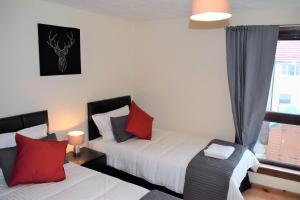 Säng eller sängar i ett rum på 3 Bedroom-Kelpies Serviced Apartments Bruce