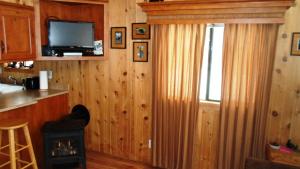 a kitchen with a stove and a television in a room at Cedar Pines Resort in South Lake Tahoe