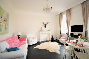 a living room with a white couch and a table at Alt Wien in Vienna