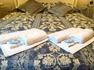 Un pat sau paturi într-o cameră la La Dolce Vita Abbazia
