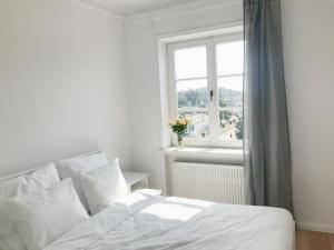 ルブリンにあるPlac Zamkowy Apartmentのベッドルーム(白いベッド1台、窓付)